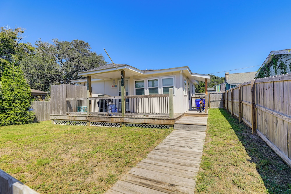Fenced Yard, Walkable Location: Cozy Beaufort Home