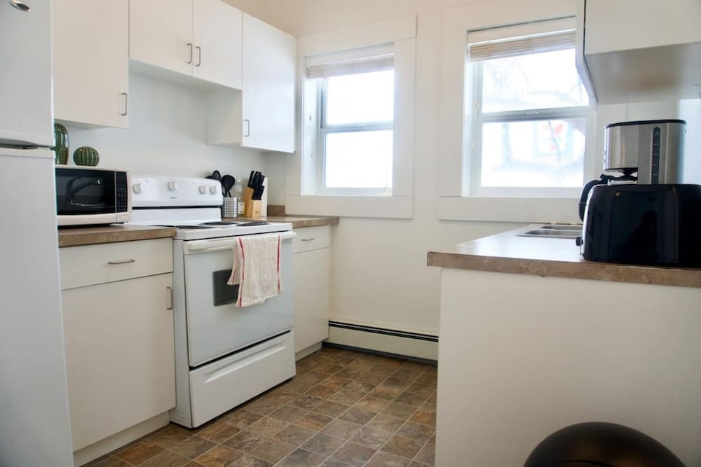 The Best Rental in Moose Jaw Large 2-br Parking Coffee view 4
