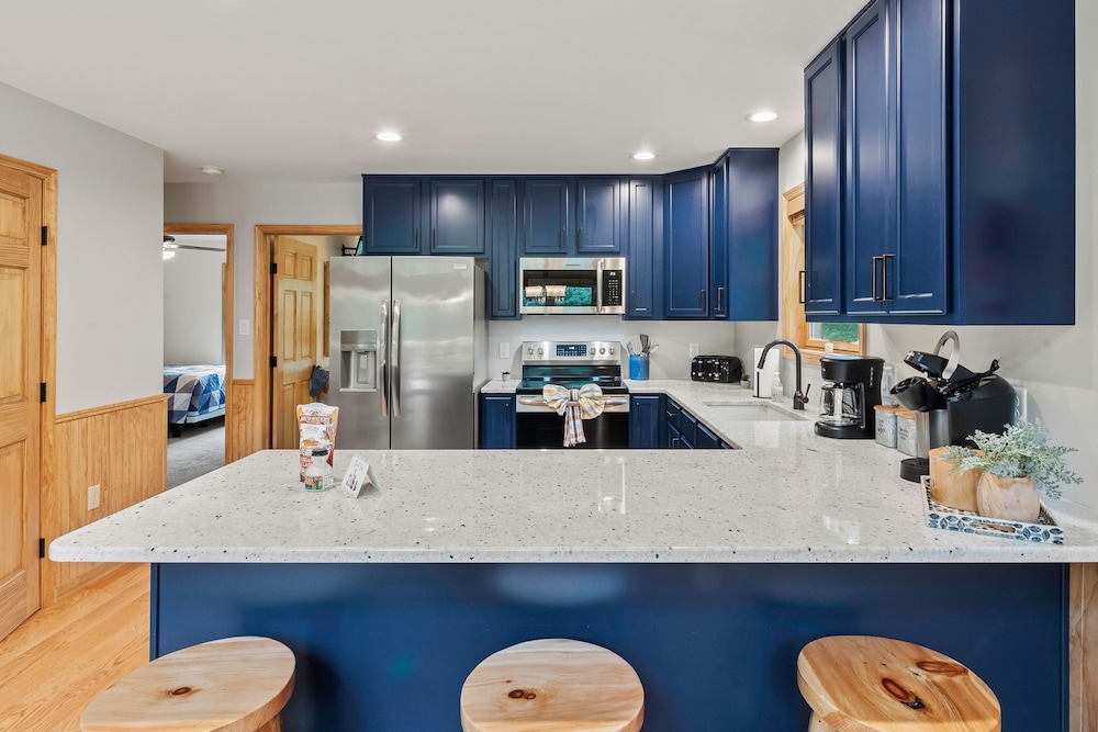 Bluejay Getaway by Avantstay Walk to Lake 7bdr Hot Tub Pool Table