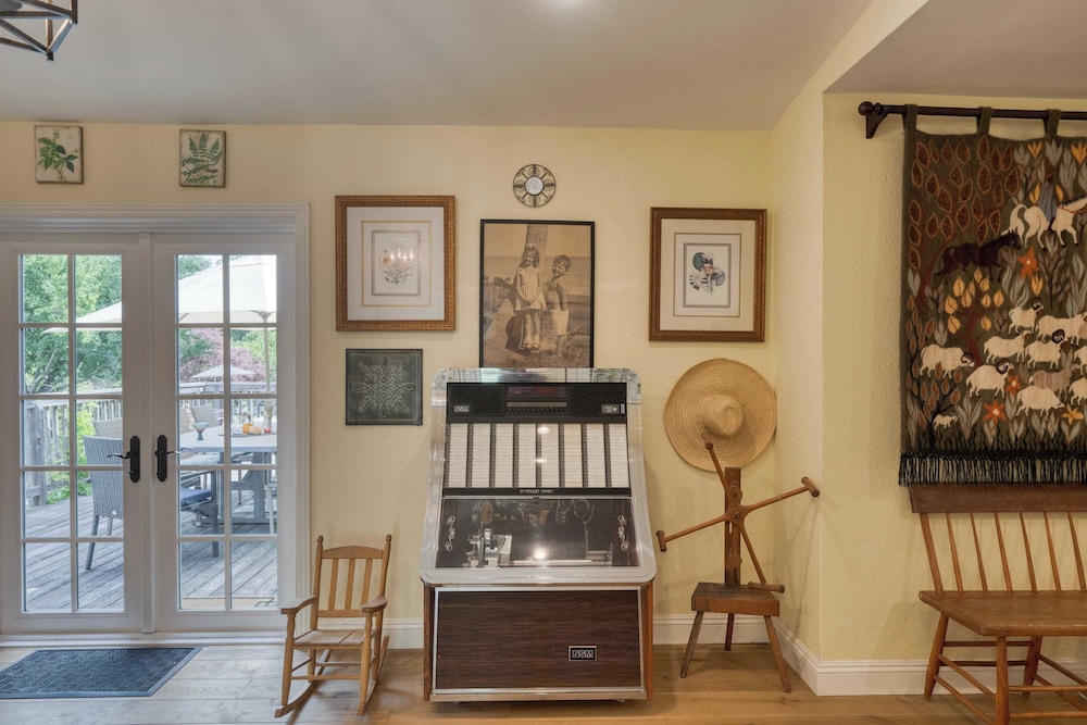 Glen Ellen Escape 5BR Retreat w/ Pool, Hot Tub, Hammocks & Vineyard Views