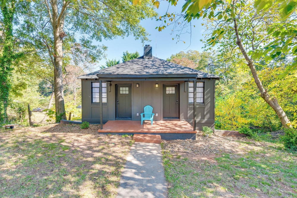 2 Mi to East Atlanta Village: Cozy Studio w/ Porch