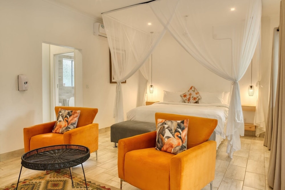 Room in Lodge - Luxury Suite in Boutique Lodge With Free Savannah Adventures 4x4 City Safari view 2
