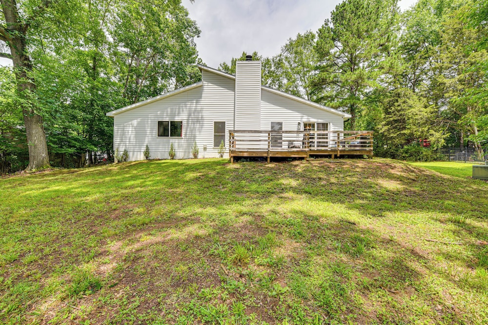 10 Mi to Uptown Charlotte: Family Home w/ Backyard