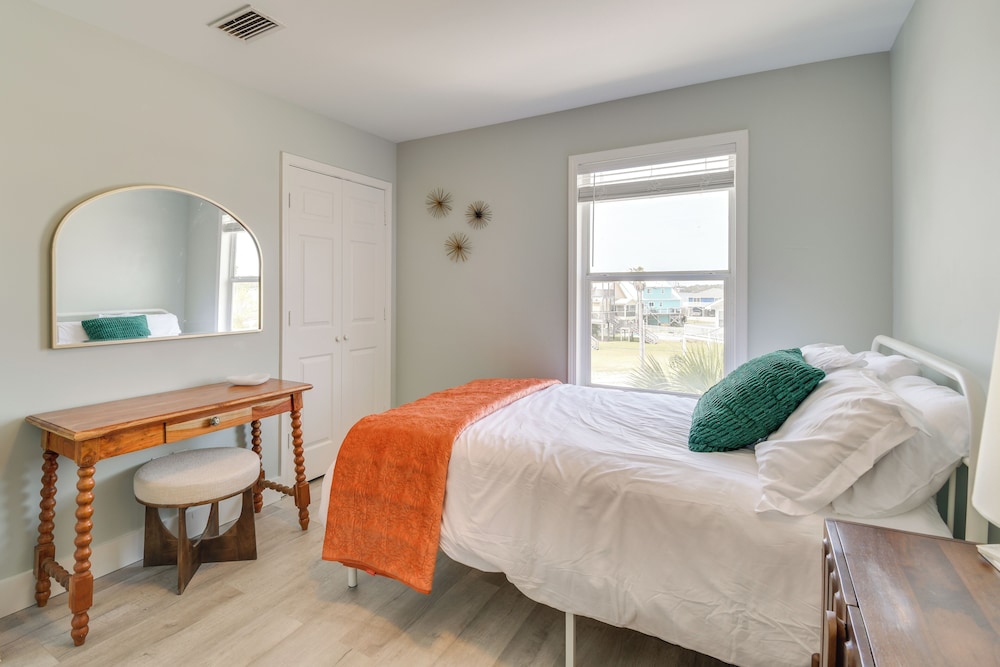 2 Blocks to Beach: Gulf Shores Getaway w/ Dock!