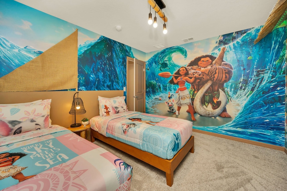 Chic 10br Retreat With Themed Rooms Pool