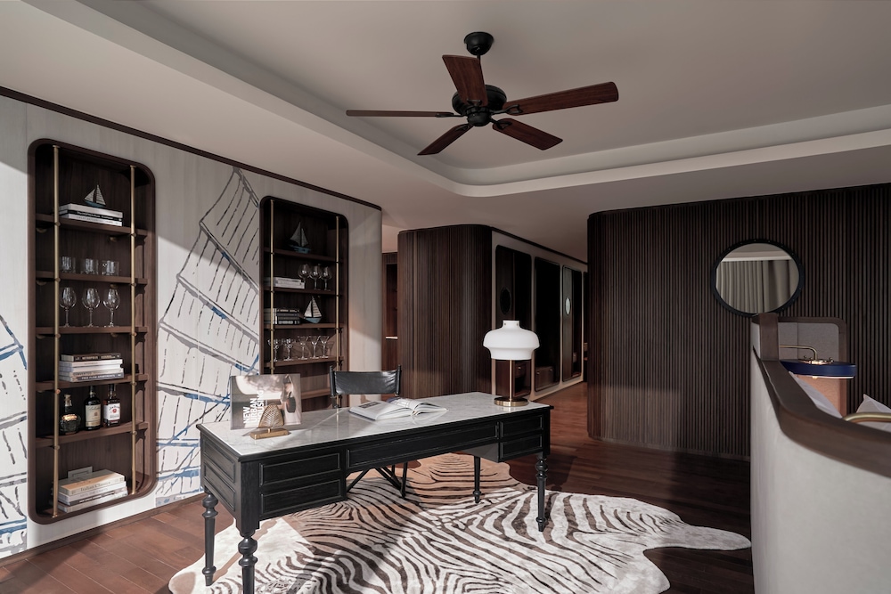 The Yacht Hotel by DC 24