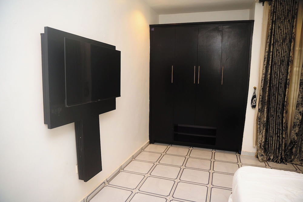CREMYARK HOME APARTMENTS
