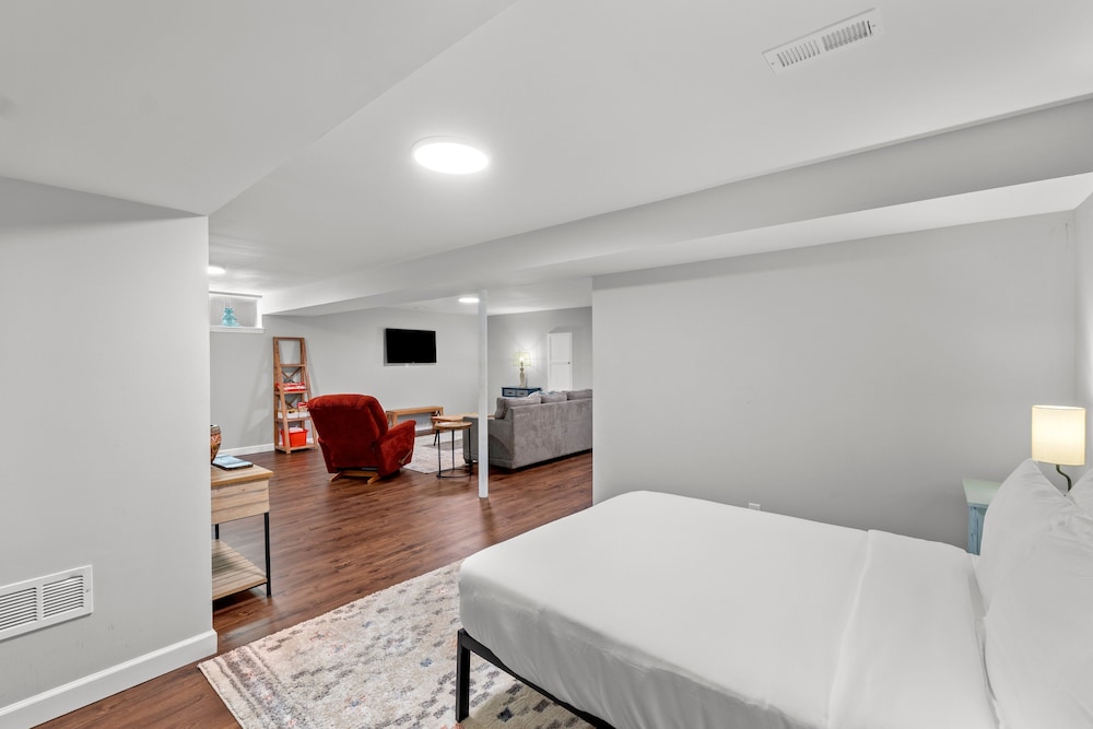Modern Home W/garage Near SLU JZ Vacation Rentals