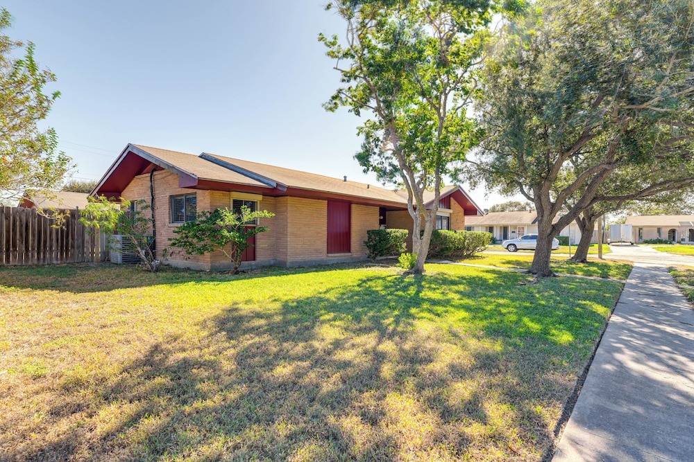 Game Room & Grill: Family Home in Corpus Christi!
