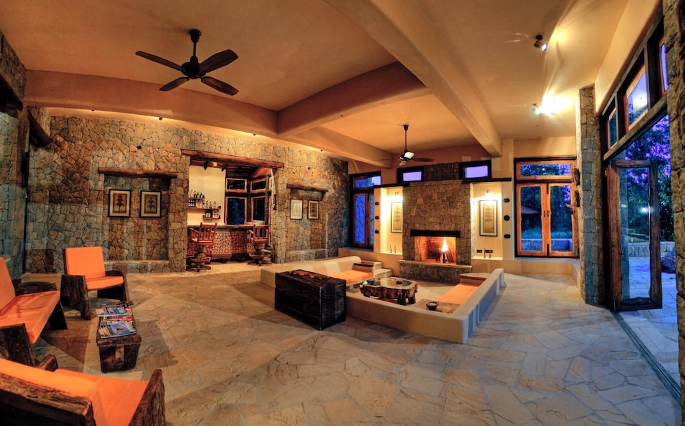 Pugdundee Safaris - Kanha Earth Lodge