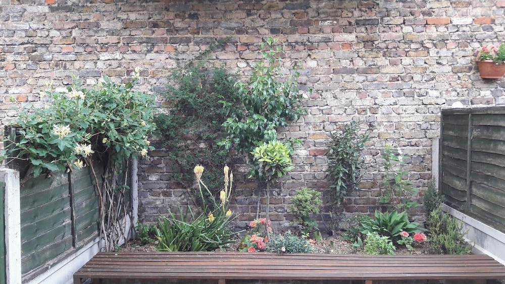 East London Apartmentsleeps2-garden-transportlinks