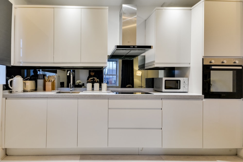 Wigan - Apartment - Sleeps 6 - Parking