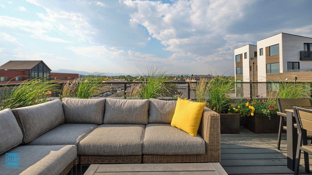 The Overlook - Luxe Old Town Condo w/ King Suite