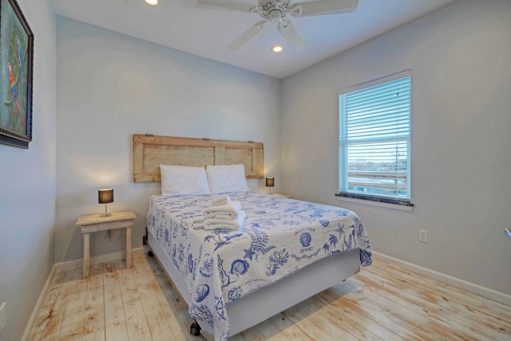 Sleeps 28 2 Homes w/ Boat Dock & Waterfront Pool Laguna Village Haven