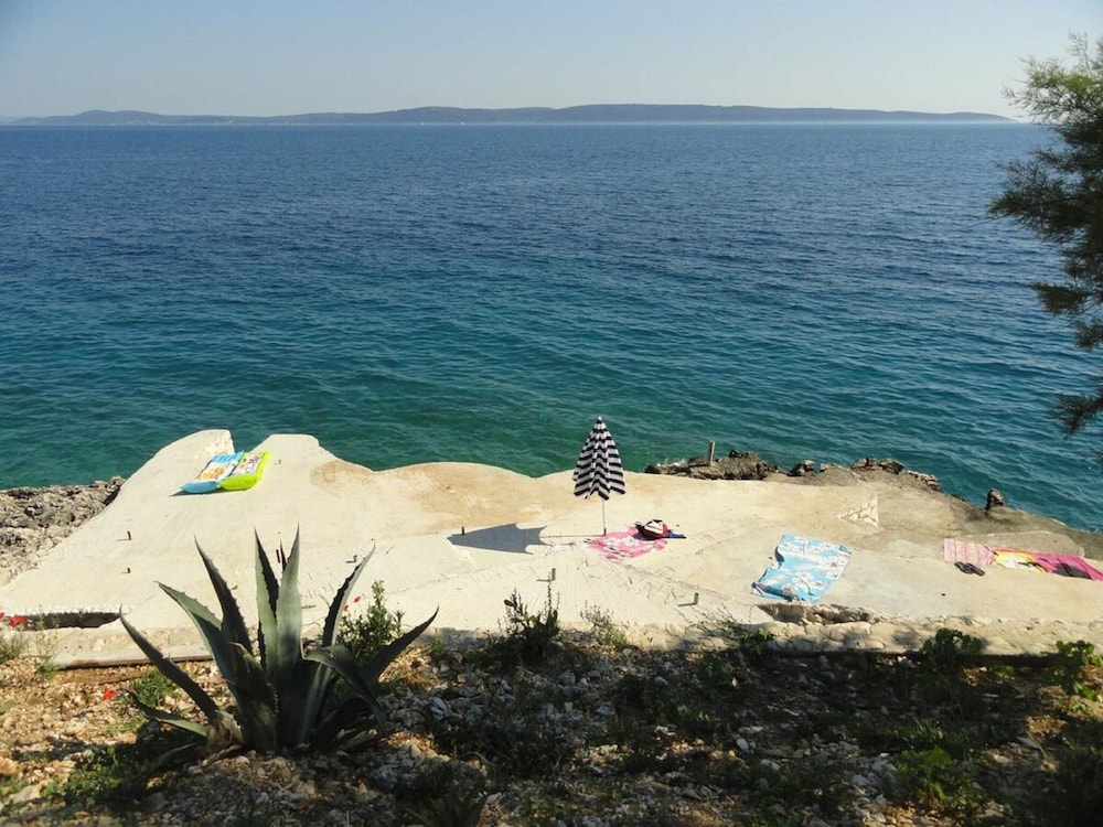 Comfortable Holiday Home in Okrug Gornji