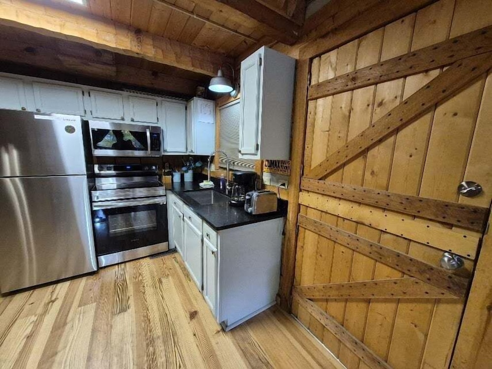 The Fur Traders Cabin- Pigeon Forge 2 Bedroom Cabin