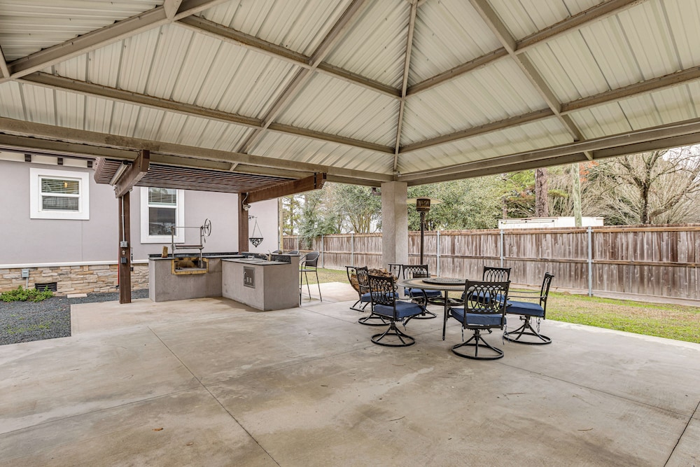 Pets Welcome: Home w/ Deck & Patio in Hockley!