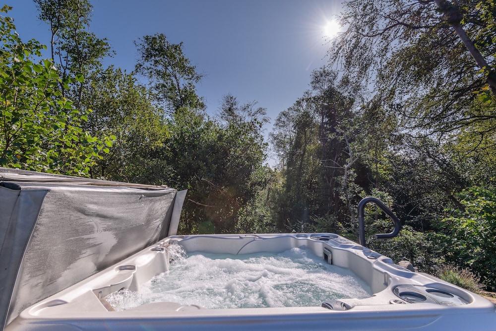 Luxury 5 Bedroom Home With Outdoor Jacuzzi and Indoor Sauna