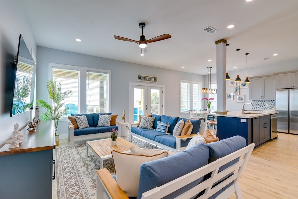 Steps to Beach: Vibrant House in Galveston!