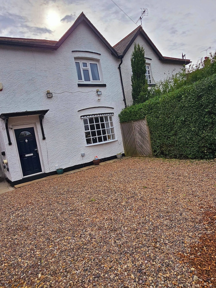 The Sweetbriar Cottage3 Bedroom House in Leeds