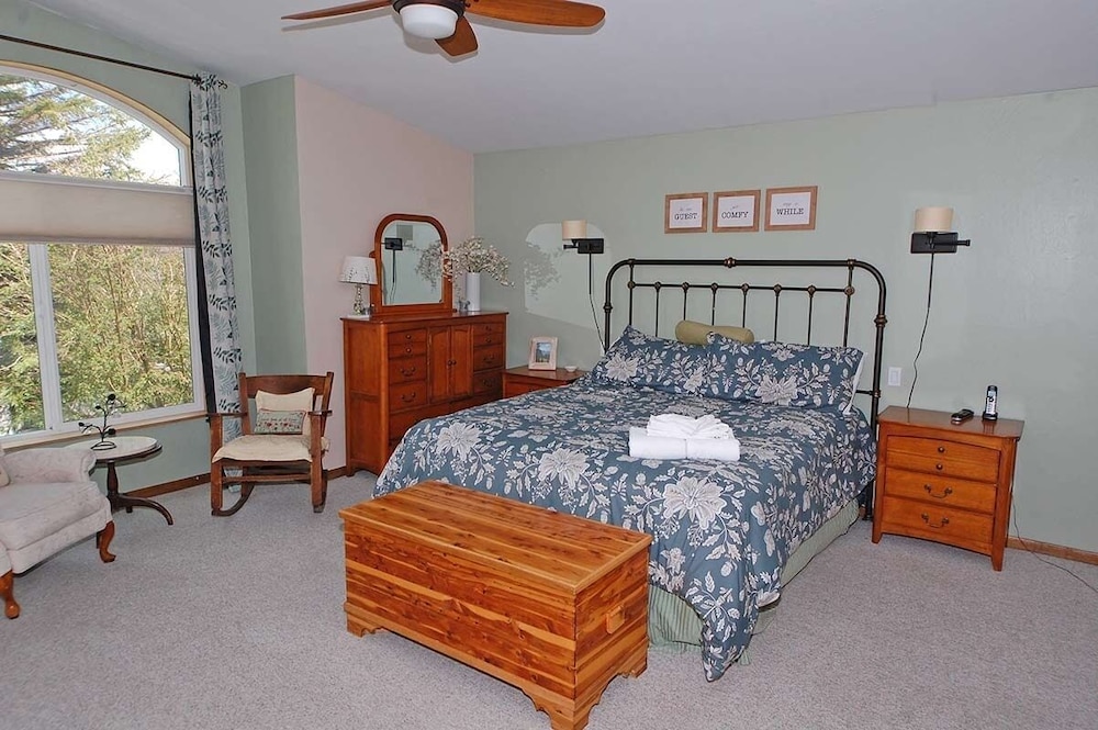 1712 Venice Drive 4 Bedroom Home by RedAwning