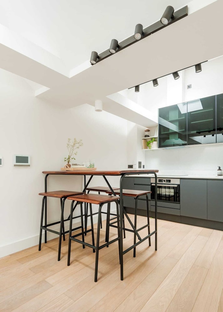Notting Hill Gate Residence VI view 3