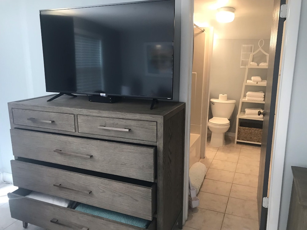 Beachcomber Beach House - Weekly Rental Just Steps To White Sand Beach! 2 Bedroom Home by Redawning - Image 3