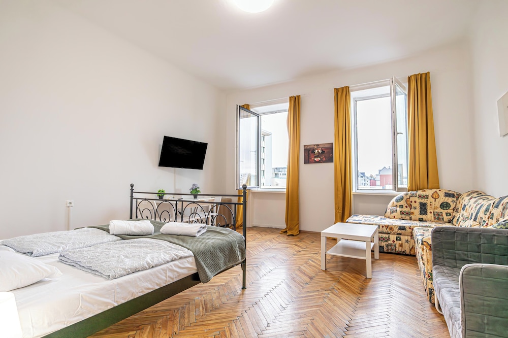 Bright 2BR Apartment Near Danube