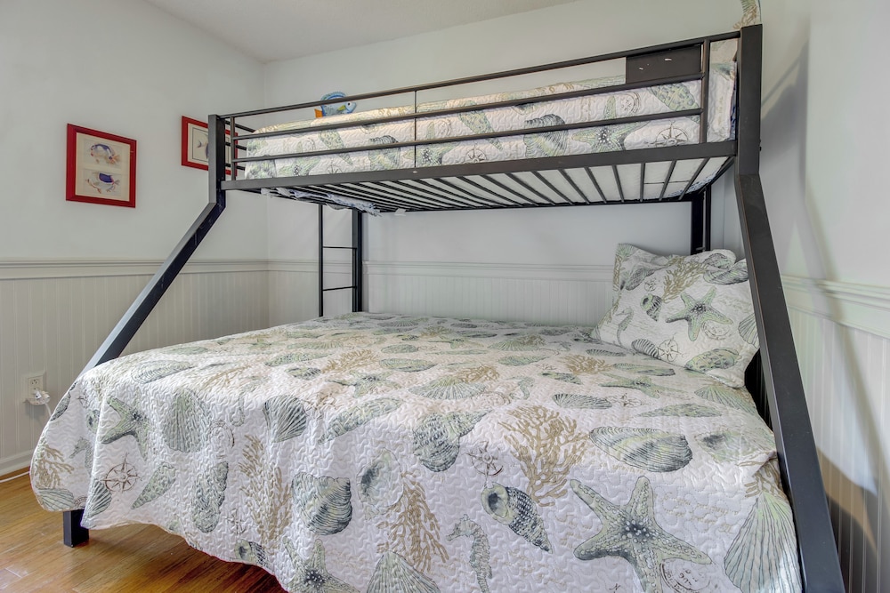 Walk to North Topsail Shores: Beach House w/ Gear!