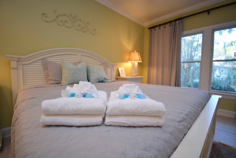 Island Time - Pet Friendly and Minutes From Beach