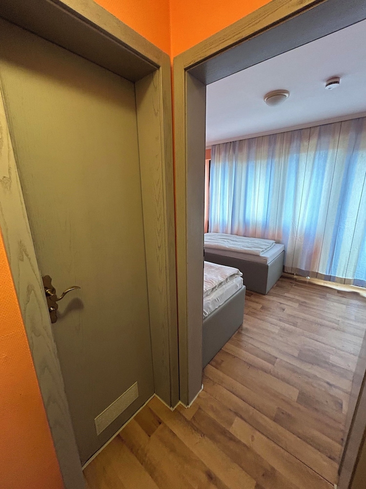 2-Rent Group Hostel Rooms AUB162