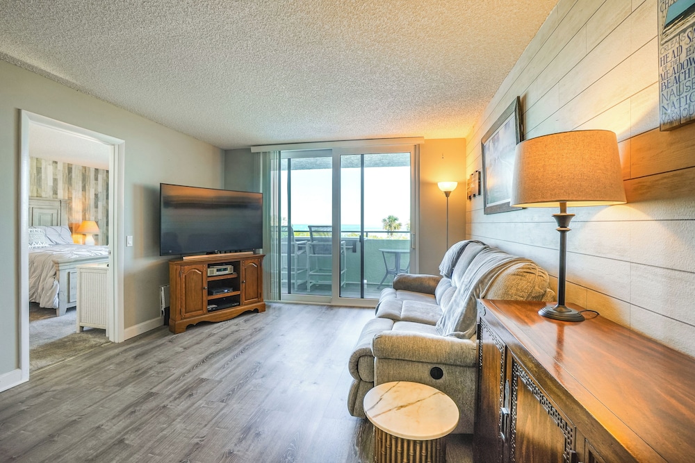 Pool Access & Waterfront Balcony: Hudson Condo!