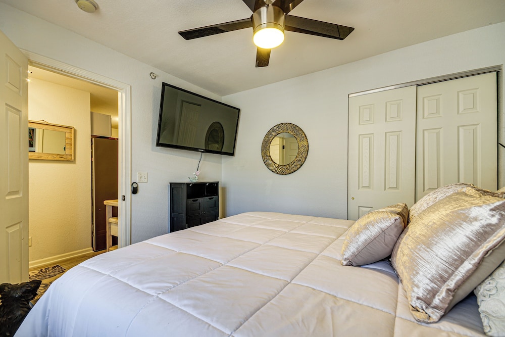 Balcony w/ Marina Views: Lake Ozark Hideaway!