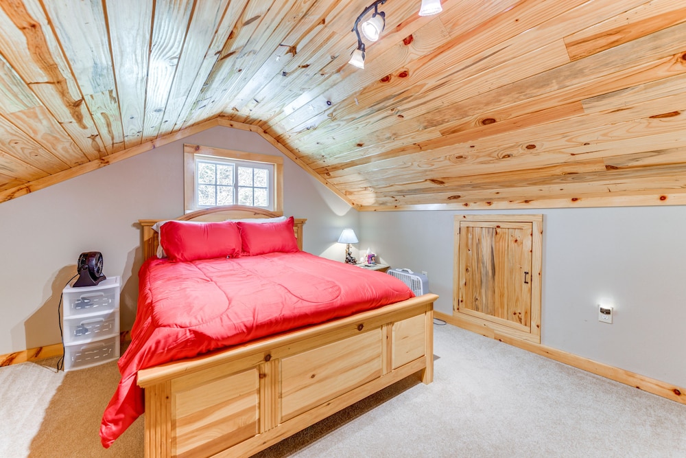 Hillside Cabin + Grill - Near Smoky Mountains view 5