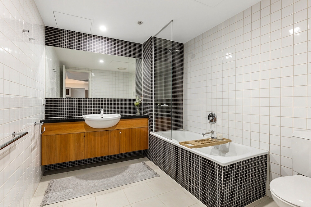 Executive Unit With Pool and Gym Near Riverfront