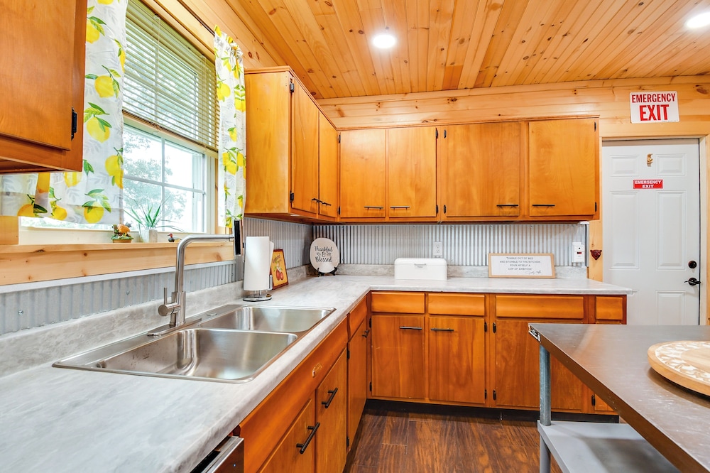 18 Mi to Red River Gorge: Beattyville Retreat
