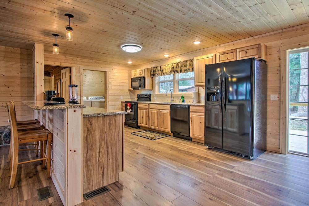 Gatlinburg Cabin: Hot Tub, Deck, Games