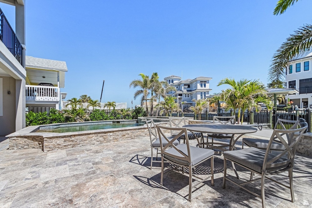 260 Coastal Luxe Retreat: 5bd/4.5ba, Pool & Spa, Water Views 5 Bedroom Home
