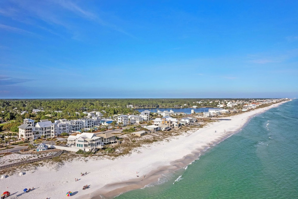 30A Beach Getaway by Avantstay Gulf Views + Pool Golf Cart + Bonfires
