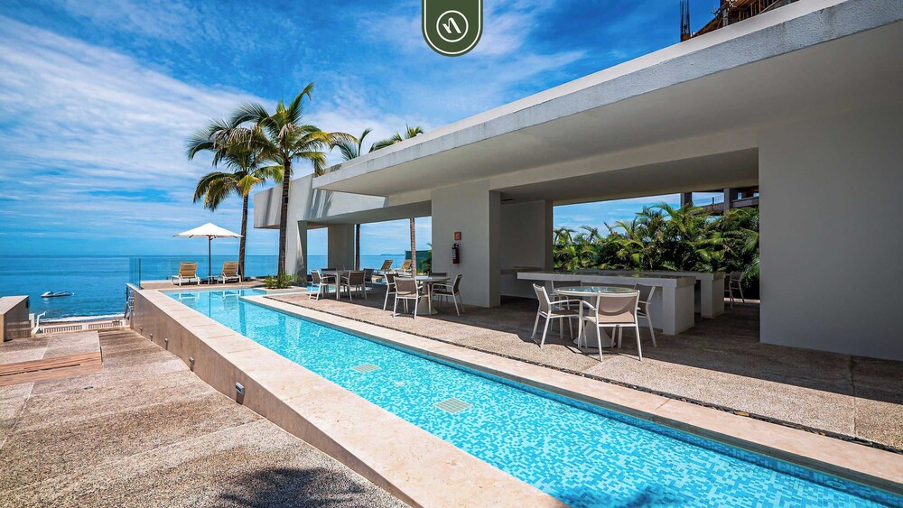 New Oceanfront 1 BR Condo - Gym - Beach - Pool