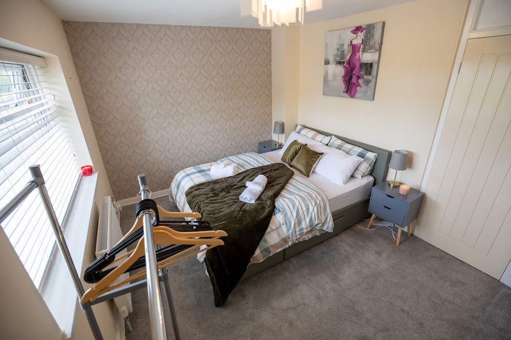5star Serviced Homes- Free Wifi & Parking, Office view 4