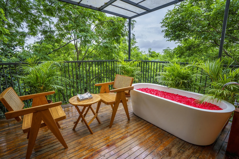 Crystal Kuruva Nature Resort & Spa