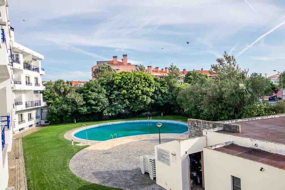 Bright Flat by Carcavelos Beach With Fast Wi-fi