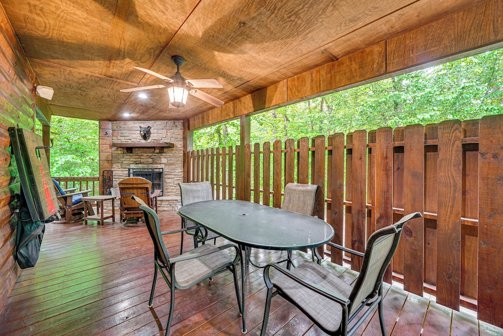 Private Hot Tub & Deck: Woodsy Broken Bow Retreat