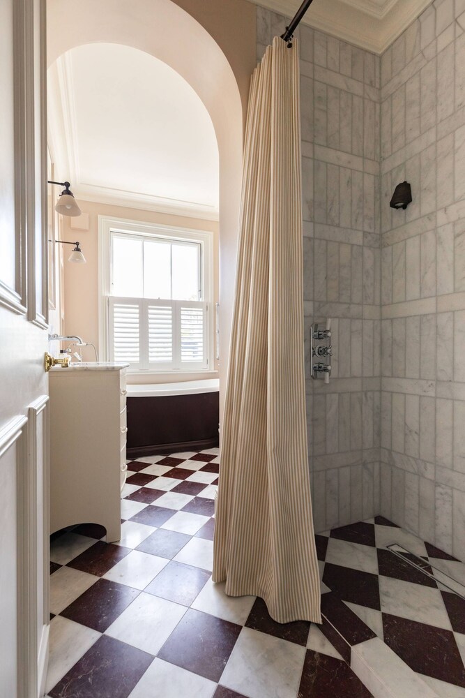 Warwick Gardens II by Onefinestay