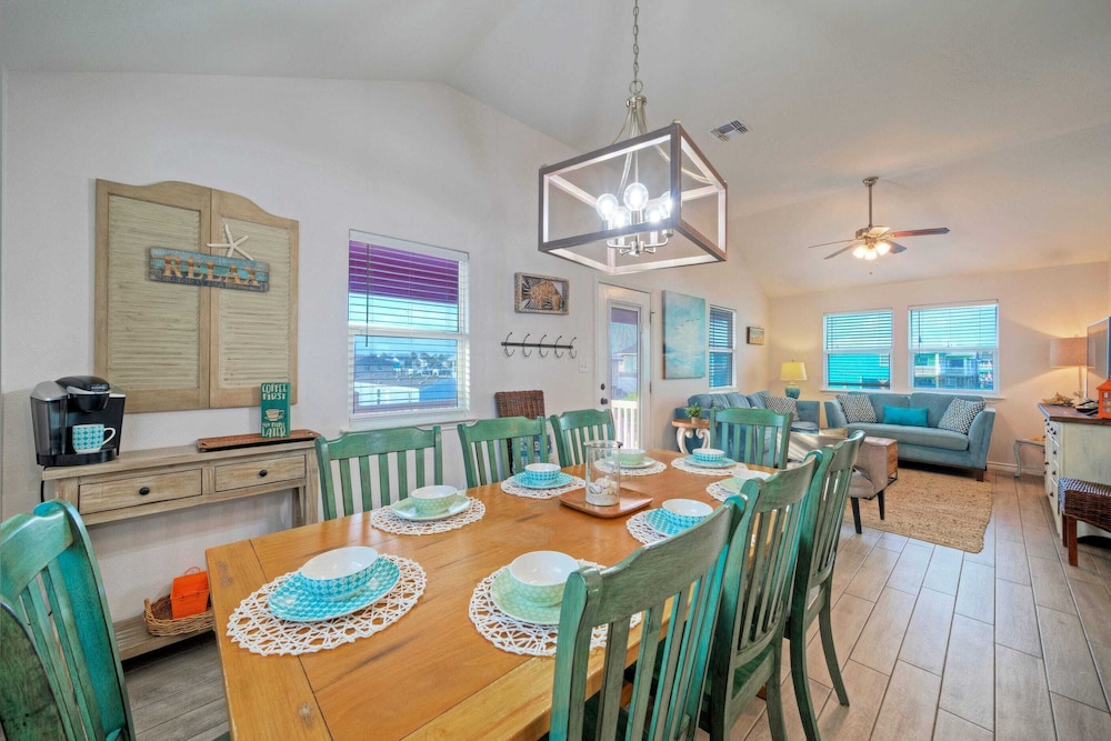 Purple Parrot by Avantstay Heated Pool, Beach Access & Central Port A Location