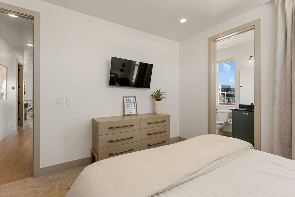 Country Is Cool Again 5 Bedroom Townhouse