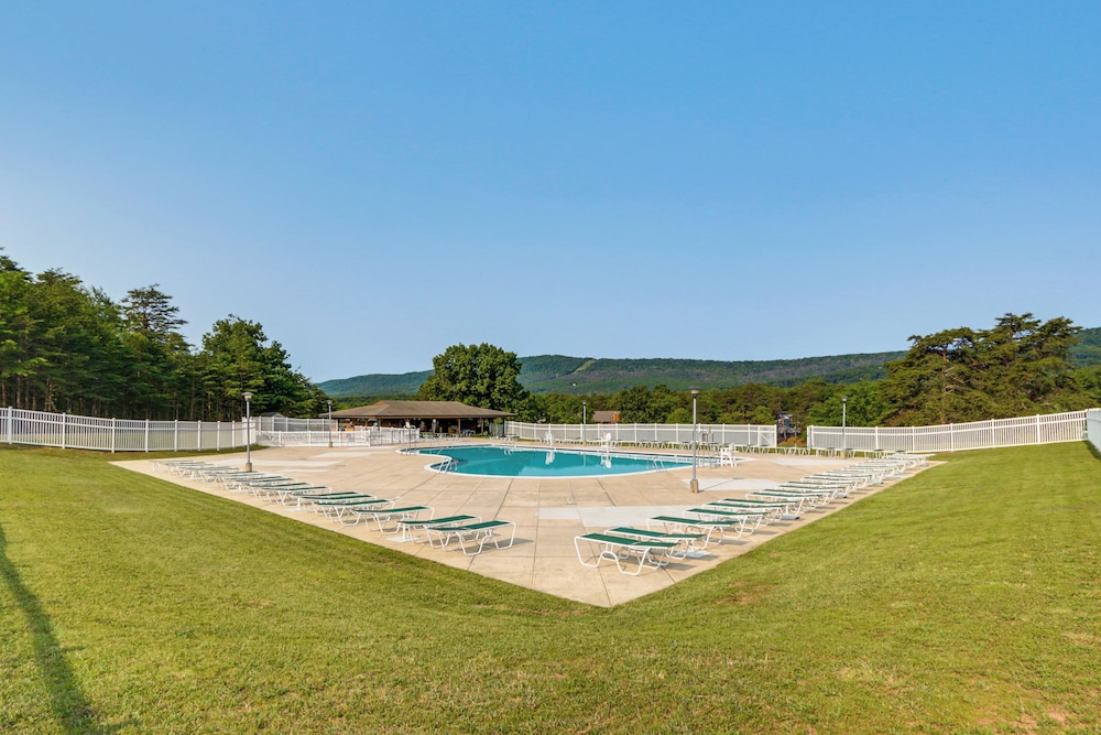 Pool Access: Peaceful Cabin in The Woods Resort!