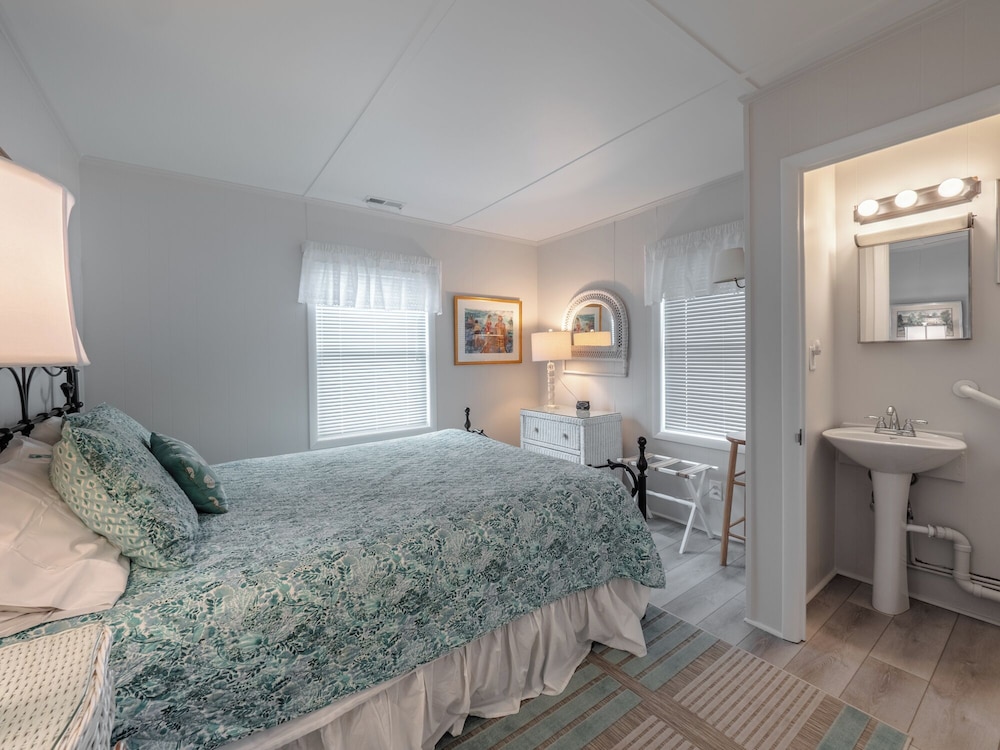 Lindy-B by Topsail Realty