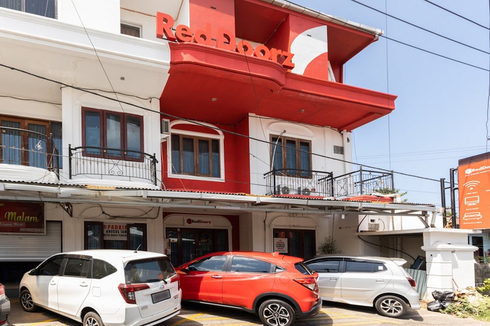 RedDoorz @ Jalan Maengket Manado view 2